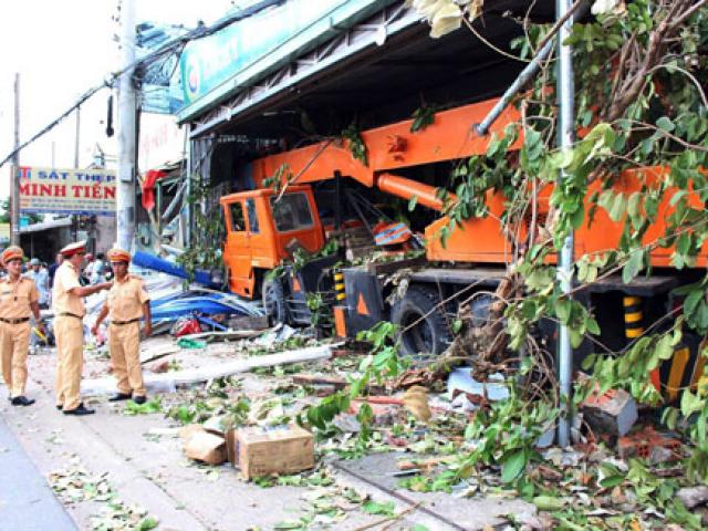 Tin tức trong ngày - Xe cẩu cuốn hai cô gái trẻ vào gầm cùng 4 xe máy