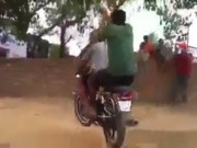Video Clip Cười - Clip hài: Rảnh rỗi phải kiếm trò để chơi thôi mà