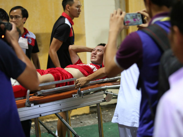 Bóng đá - Nghiêm Xuân Tú chấn thương: Nước mắt, nụ cười sau chiếc Cup