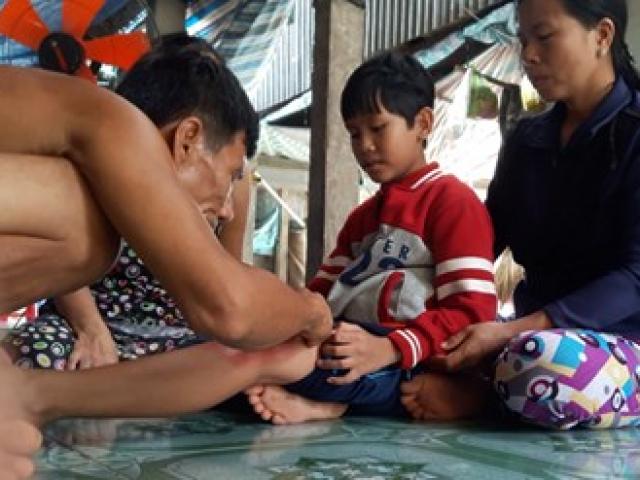 Tin tức trong ngày - "Thần y" kỳ dị miền Tây: Chữa bá bệnh bằng… thổi phù phù