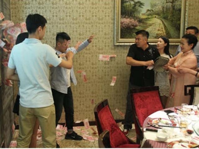 Bạn trẻ - Cuộc sống - Bố vợ tương lai ném tiền vào mặt con rể vì "bị lừa"