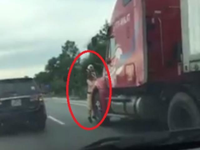 Lái xe container hất CSGT bám trên gương xuống đường đối mặt cái kết nào?