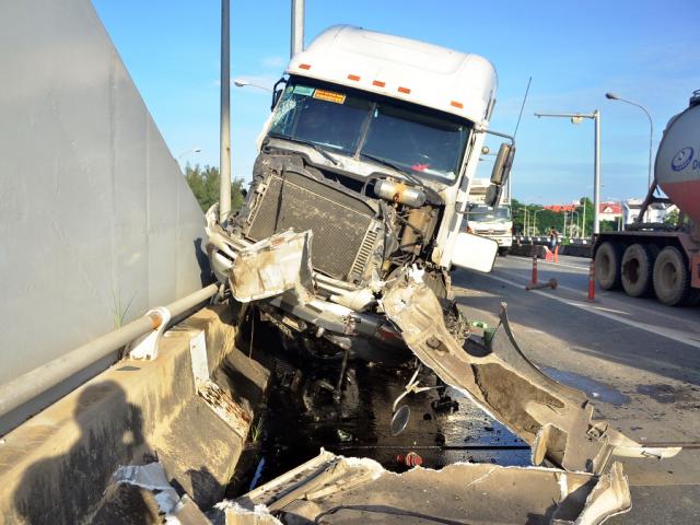 Tin tức trong ngày - Chạy xe đạp đua vào làn ôtô, bị xe container chèn chết