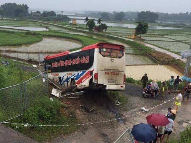 Tin tức trong ngày - Xe khách "bay" từ cao tốc xuống đường dân sinh, 13 người gặp nạn