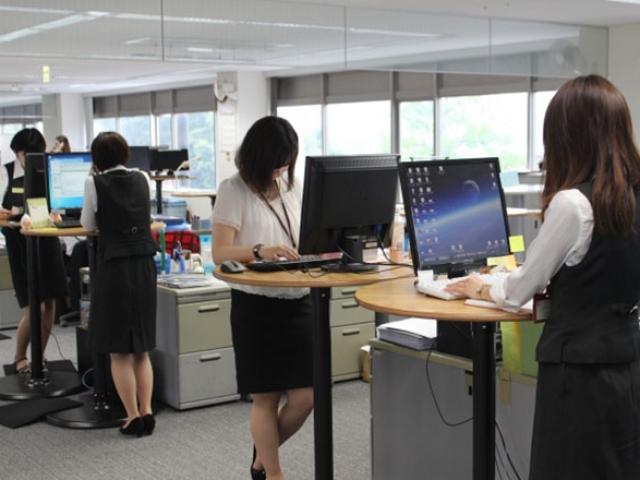 Bạn trẻ - Cuộc sống - Công ty bắt nhân viên không được ngồi khi dùng máy tính