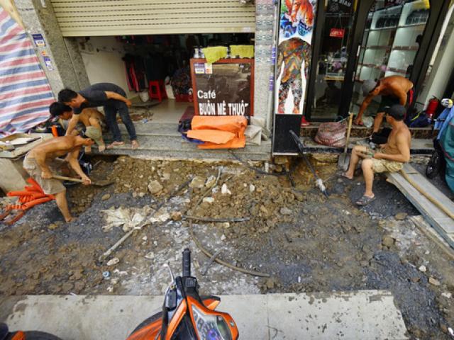 Tin tức trong ngày - Hối hả "thay áo" mới cho phố đi bộ Bùi Viện