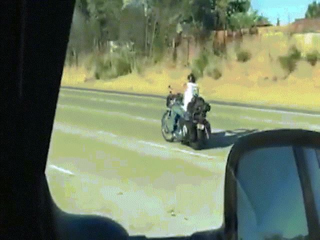 Thế giới - Người đi mô tô bị rung lắc như "ma làm" trên cao tốc Mỹ