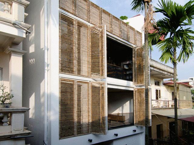 Tài chính - Bất động sản - Báo Tây tấm tắc khen ngôi nhà Hà Nội có cửa sổ tre cao 8m