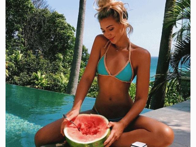 Bí quyết mặc đẹp - "Rớt mắt" trước những mỹ nữ bikini quá sexy bên... dưa hấu