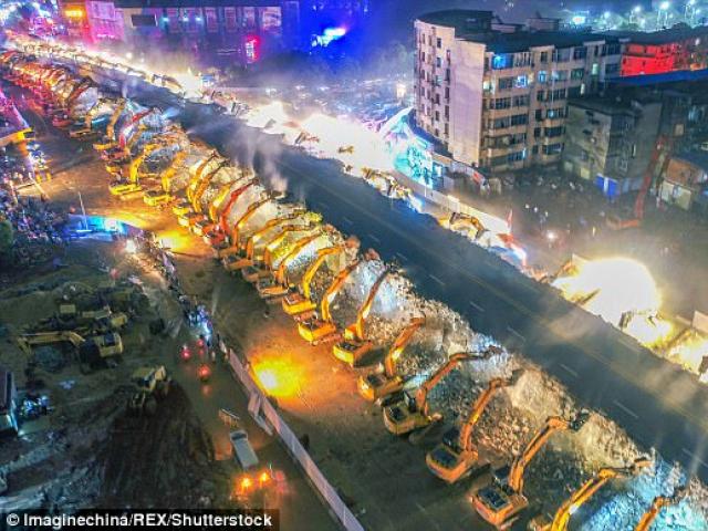 Thế giới - TQ: Cầu vượt 600m bị 200 máy đào phá tan tành sau 1 đêm