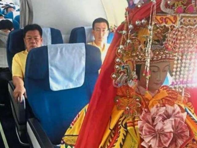 Thế giới - 3 tượng thần ngồi ghế thương gia trên máy bay TQ