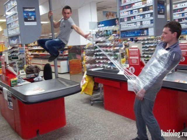 Tranh vui - Chị em "khóc thét" với các quý ông nghịch ngợm