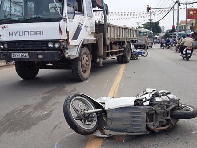 Tin tức trong ngày - Xe tải lao như "tên bắn" vào đám đông, xe máy văng tứ tung