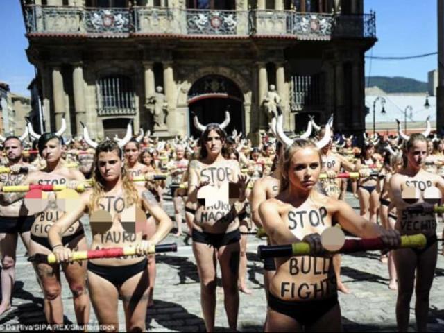 Thế giới - Cởi trần rầm rập xuống phố phản đối lễ hội bò tót ở TBN