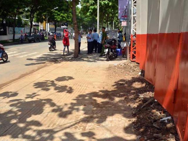 Tin tức trong ngày - Ông Đoàn Ngọc Hải “sờ gáy" công trình làm bẩn vỉa hè ở Sài Gòn