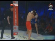 Thể thao - Khó tin MMA: Dính 30 quyền cước vẫn đứng im &quot;như tượng&quot;