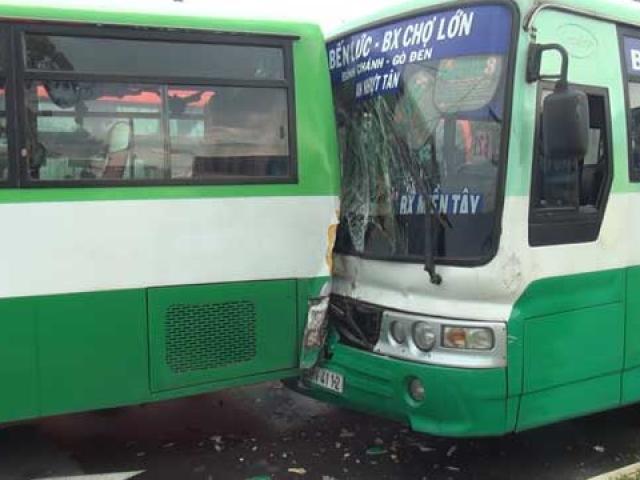 Tin tức trong ngày - Hai xe buýt đâm nhau biến dạng vì biển quảng cáo “trên trời” rơi xuống