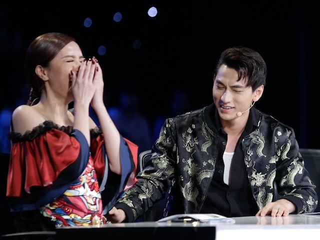 Ca nhạc - MTV - Isaac lúng túng, tự đổi giới tính trên truyền hình vì "bạch mã hoàng tử"