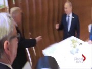 Thế giới - Vì sao Trump bắt tay Putin theo cách đặc biệt này?