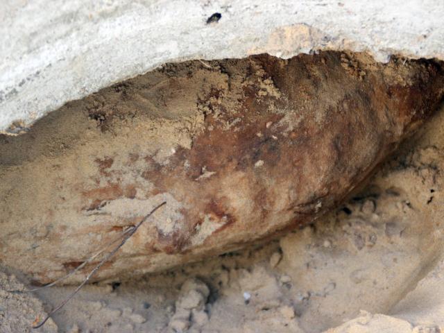 Tin tức trong ngày - Đang đào móng nhà, hoảng hồn phát hiện quả bom “khủng” 300kg