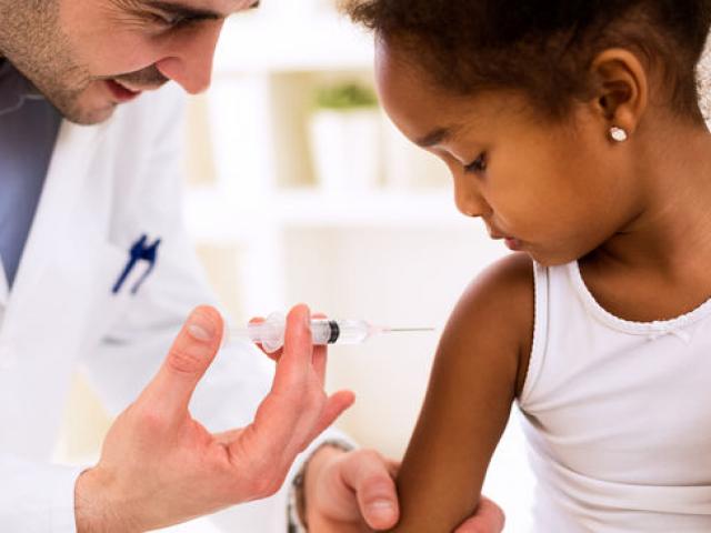 Sức khỏe đời sống - Pháp bắt buộc tiêm vắc-xin phòng 11 bệnh cho trẻ em