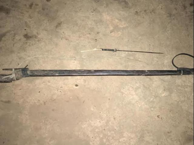 Pháp luật - Hai cháu bé săn chuột bằng nỏ tự chế, bắn chết người