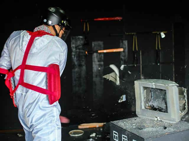 Tin tức trong ngày - “Sốt xình xịch” thú vui đập ti vi, phá điện thoại ở Hà Nội