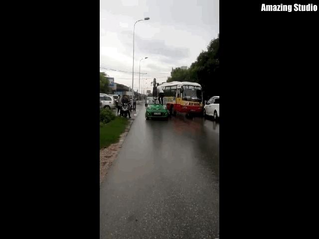 Tin tức trong ngày - CA thông tin về clip cô gái “quậy” trên nóc ô tô bị tài xế đánh dã man