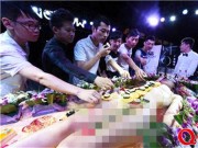 Người mẫu - Hoa hậu - Mẫu nude tiệc sushi khổ sở vì khách dùng đũa sàm sỡ