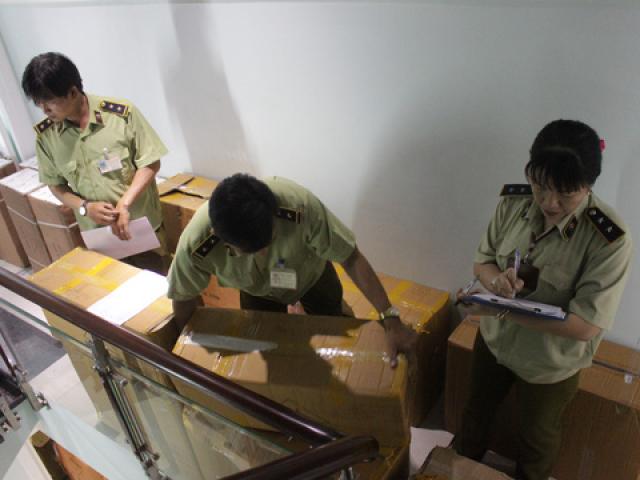 Thị trường - Tiêu dùng - CLIP: Kho hàng mắt kính lậu "khủng" tại Sài Gòn