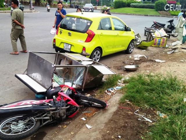 Tin tức trong ngày - Ô tô rượt đuổi xe máy như trong phim, đâm vào đám đông trước siêu thị