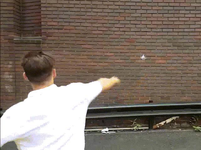 Thời trang Hi-tech - Dùng cách nào để phá chiếc điện thoại "rơi từ tầng 4 không hỏng"?