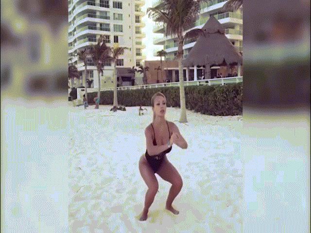 Bí quyết làm đẹp - "Tình một đêm" của CR7 tập mông khêu gợi trên biển gây chú ý