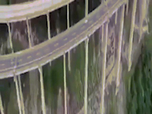 Thế giới - Rợn người cầu xây cheo leo uốn lượn trên vách núi ở TQ