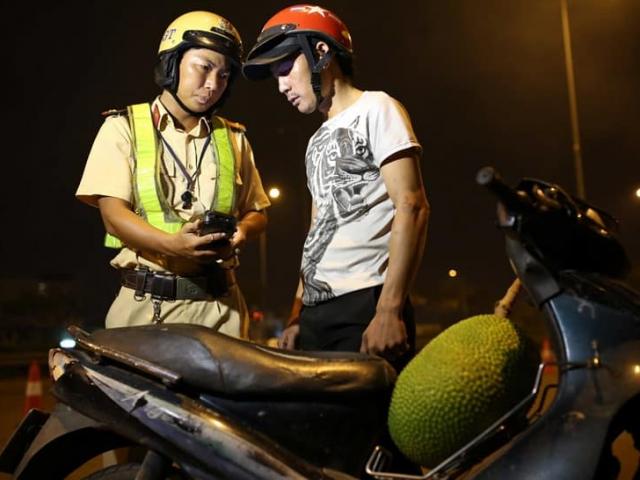 Media - CSGT TP.HCM đo nồng độ cồn kiểu mới, không cần thổi