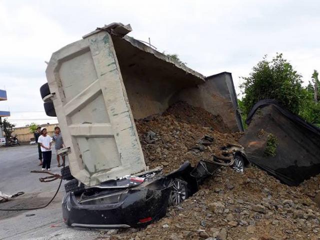 Tin tức trong ngày - Nguyên nhân xe "hổ vồ" đè chết tài xế xe con ở Nam Định