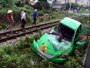 Tin tức trong ngày - Vượt đường ngang, taxi bị tàu hỏa húc bay hàng chục mét