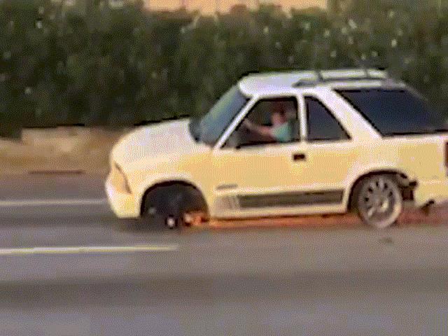 Phi thường - kỳ quặc - Mất 2 bánh, ô tô vẫn chạy băng băng trên đường