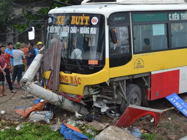Tin tức trong ngày - Đang đứng chờ khách, tài xế xe ôm bị xe buýt tông tử vong