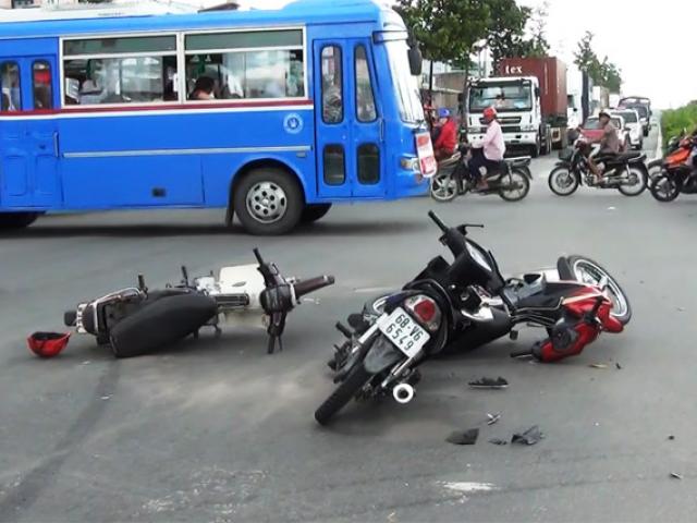 Tin tức trong ngày - 2 thanh niên “cõng” xe máy rời khỏi hiện trường tai nạn 1km