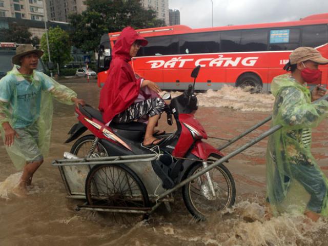 Đại lộ Thăng Long ngập sâu, dân xếp hàng thuê người chở xe