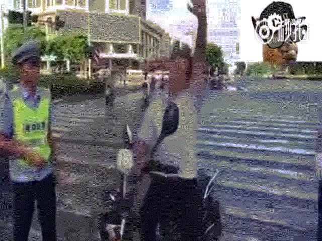 Phi thường - kỳ quặc - Bị CSGT chặn, người đàn ông giở chiêu cực lạ thoát thân