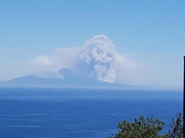 Phi thường - kỳ quặc - "Đầu lâu" khổng lồ xuất hiện trên khói cháy rừng ở Italia