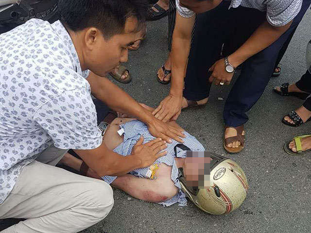 Tin tức trong ngày - Đang đi xe máy, người đàn ông bị sét đánh văng xuống đường