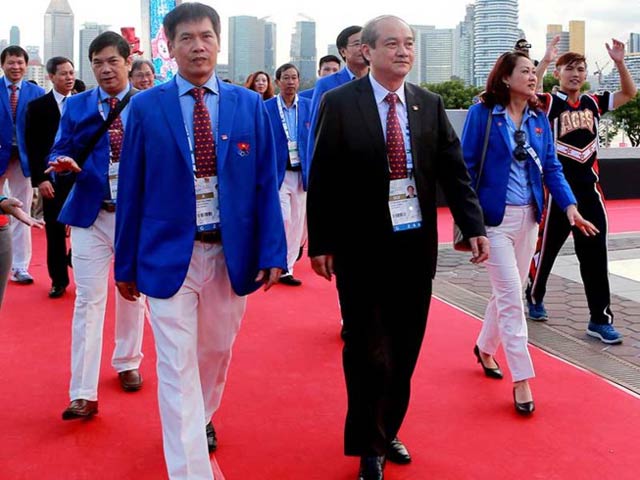 Thể thao - Bí hiểm việc 5 ông phó đoàn xin… ở nhà