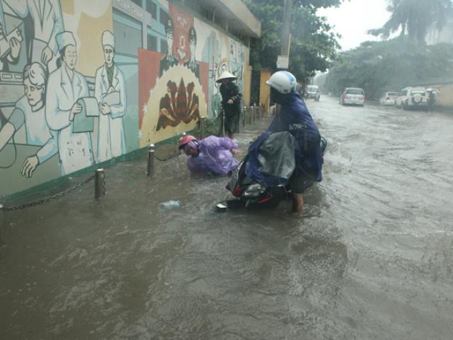 Tin tức trong ngày - Nóng 24h qua: Dân Thủ đô “cưỡi sóng” về nhà sau bão số 2