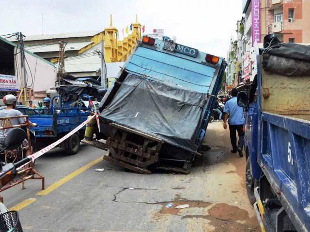 Tin tức trong ngày - Giải cứu xe rác bị “hố tử thần” nuốt ở trung tâm Sài Gòn