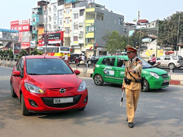 Tài chính - Bất động sản - Khách vay mua ô tô đòi ngân hàng trả giấy tờ gốc vì bị phạt