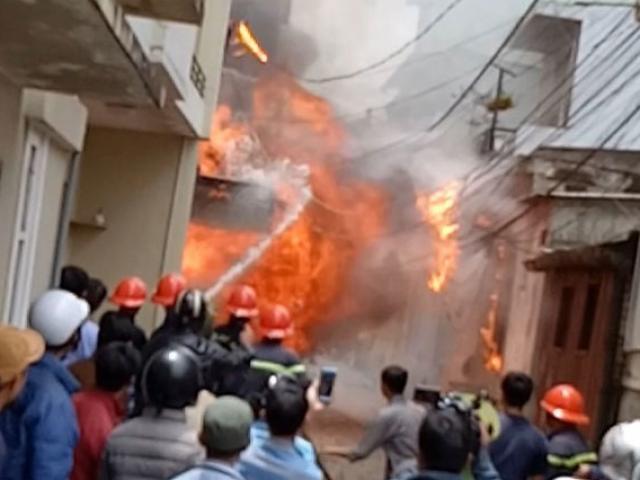 Tin tức trong ngày - Lửa đỏ rực tại căn nhà gỗ ở thành phố sương mù, cụ ông tử vong