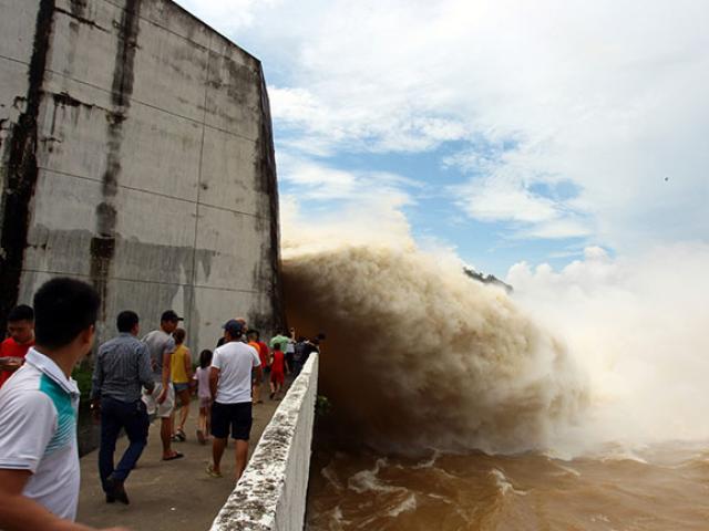 Tin tức trong ngày - Bất chấp nguy hiểm, dân đổ xô đi xem nước "gầm" trên hồ thủy điện